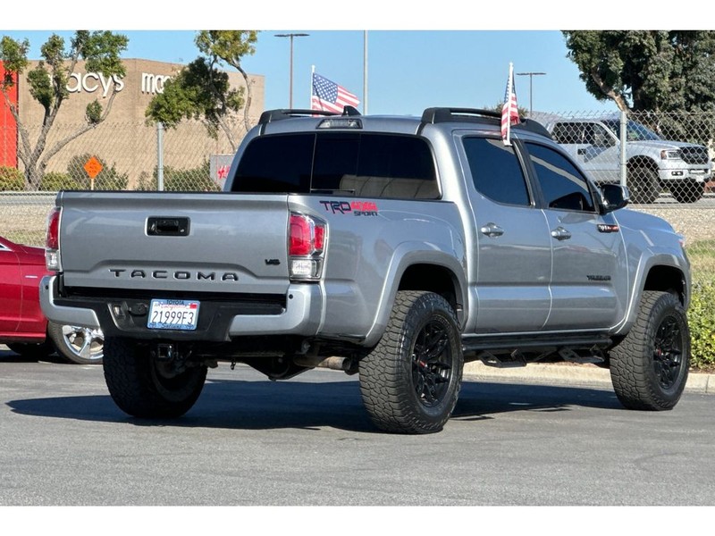 Toyota Tacoma Vehicle Full-screen Gallery Image 04