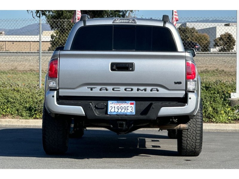Toyota Tacoma Vehicle Full-screen Gallery Image 05