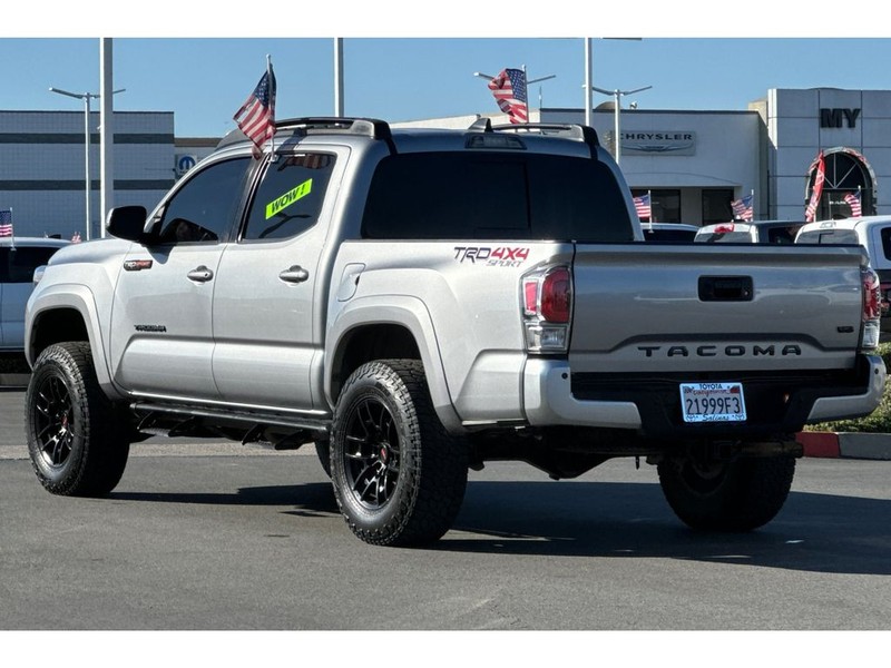 Toyota Tacoma Vehicle Full-screen Gallery Image 06