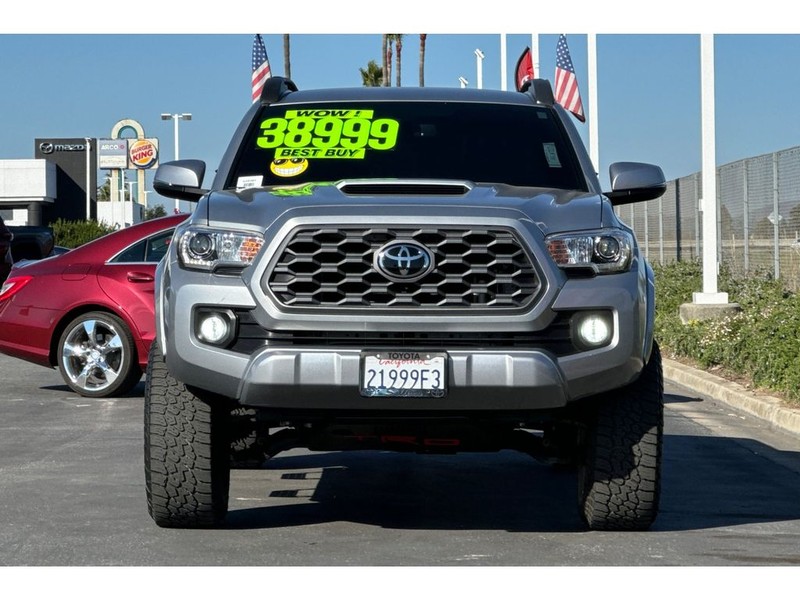 Toyota Tacoma Vehicle Full-screen Gallery Image 09