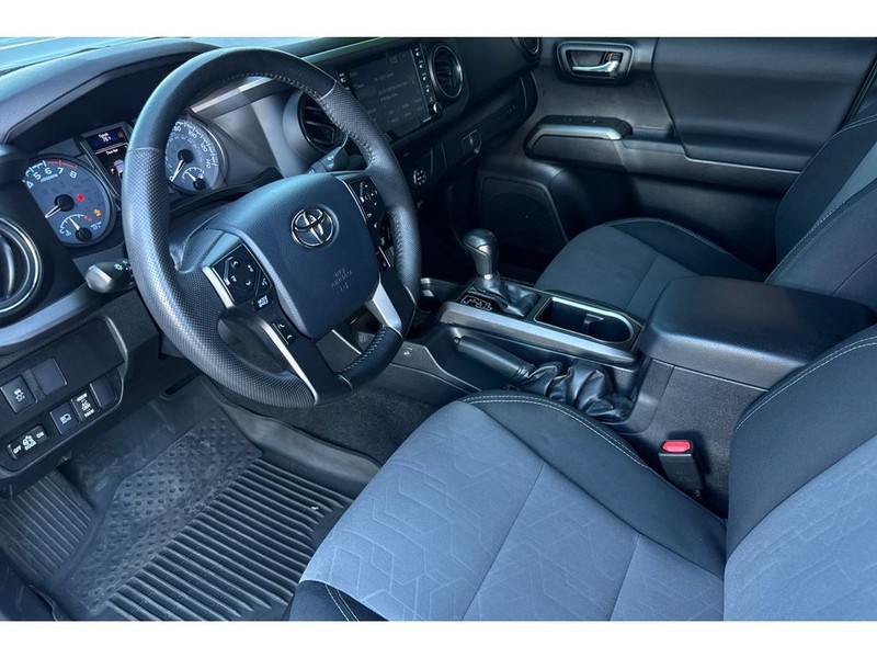 Toyota Tacoma Vehicle Full-screen Gallery Image 10