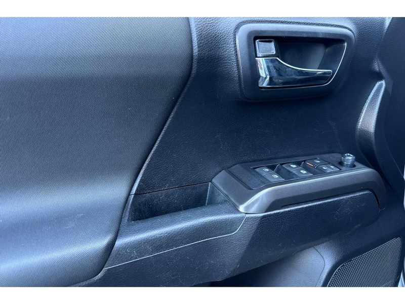 Toyota Tacoma Vehicle Full-screen Gallery Image 11