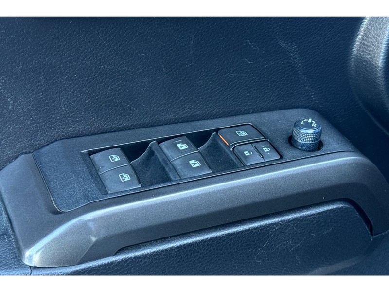 Toyota Tacoma Vehicle Full-screen Gallery Image 12