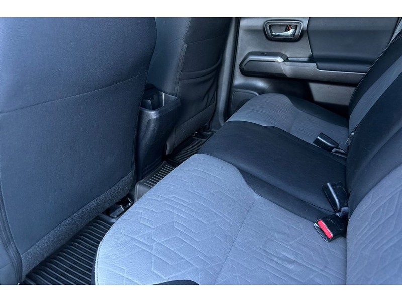 Toyota Tacoma Vehicle Full-screen Gallery Image 13