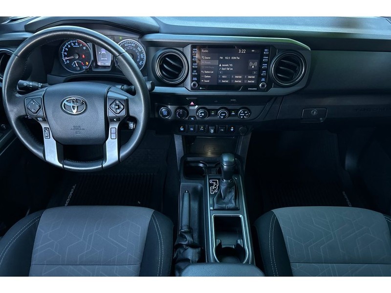 Toyota Tacoma Vehicle Full-screen Gallery Image 14