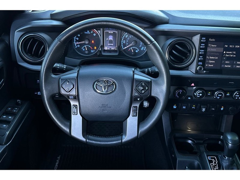 Toyota Tacoma Vehicle Full-screen Gallery Image 15