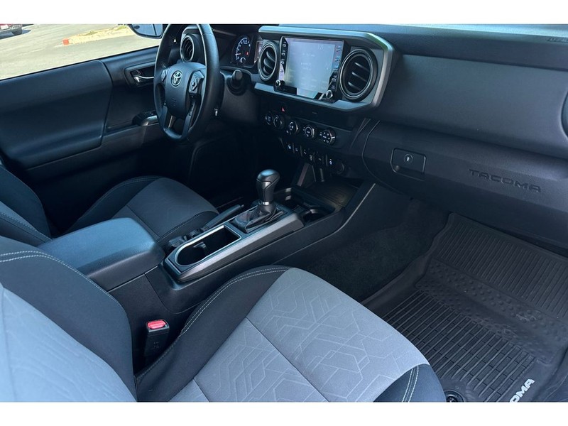 Toyota Tacoma Vehicle Full-screen Gallery Image 16