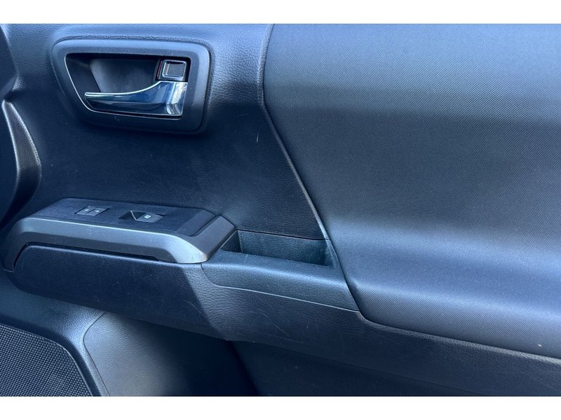 Toyota Tacoma Vehicle Full-screen Gallery Image 17