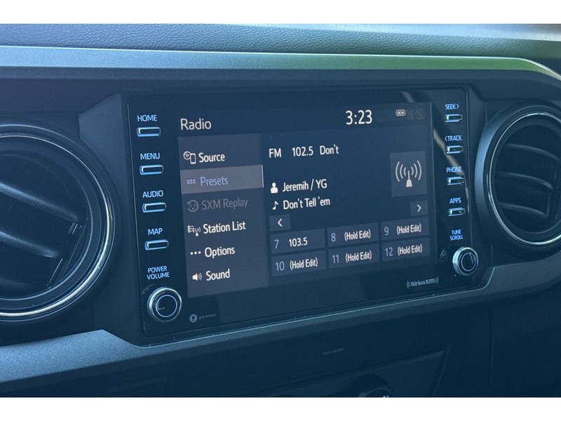 Toyota Tacoma Vehicle Full-screen Gallery Image 18