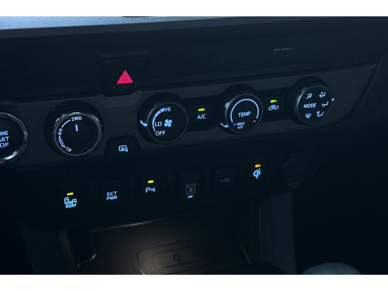 Toyota Tacoma Vehicle Full-screen Gallery Image 19