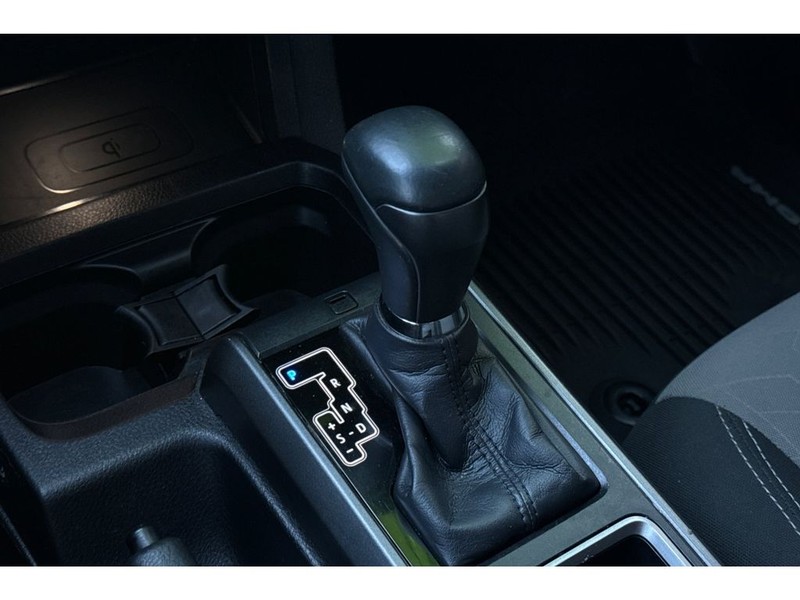 Toyota Tacoma Vehicle Full-screen Gallery Image 20