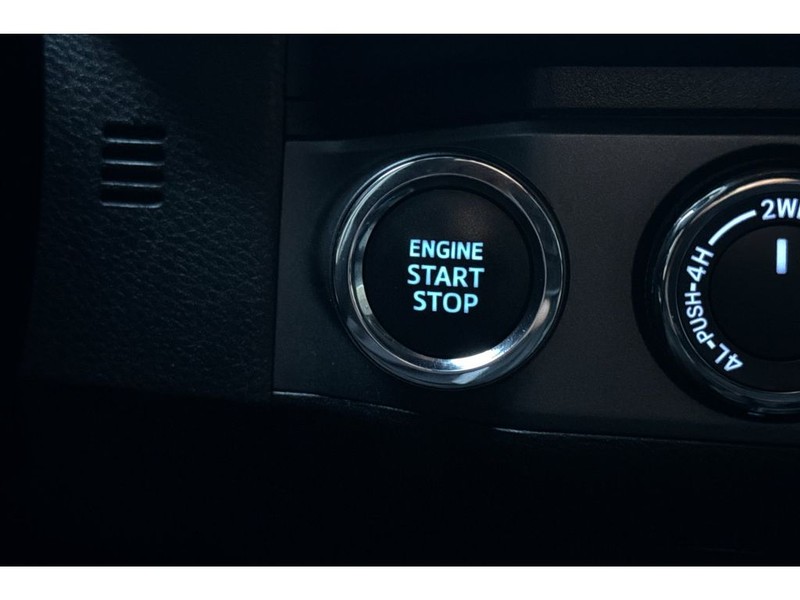 Toyota Tacoma Vehicle Full-screen Gallery Image 21