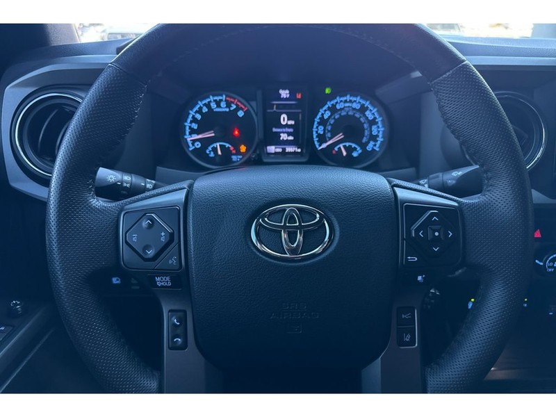 Toyota Tacoma Vehicle Full-screen Gallery Image 22