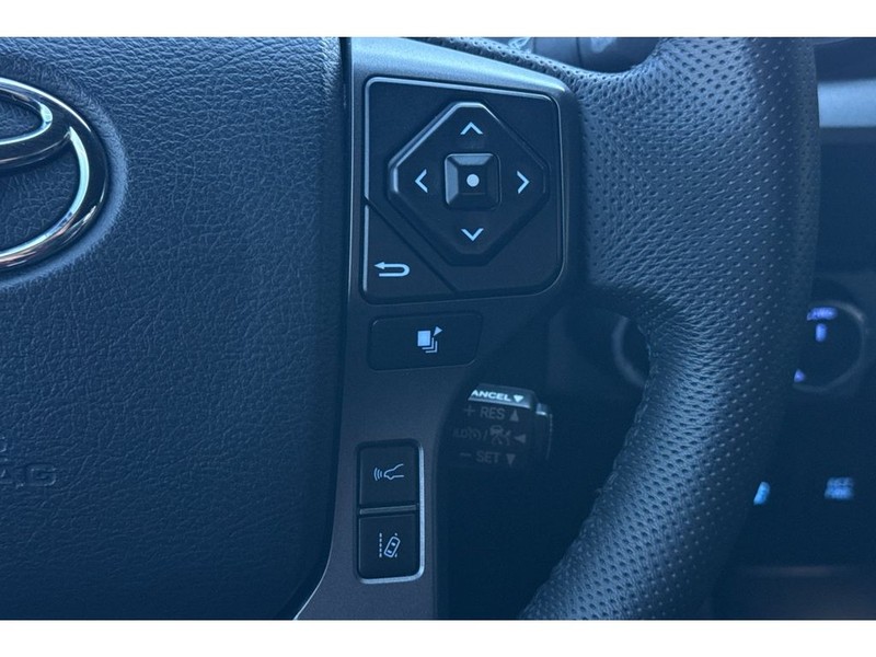 Toyota Tacoma Vehicle Full-screen Gallery Image 24