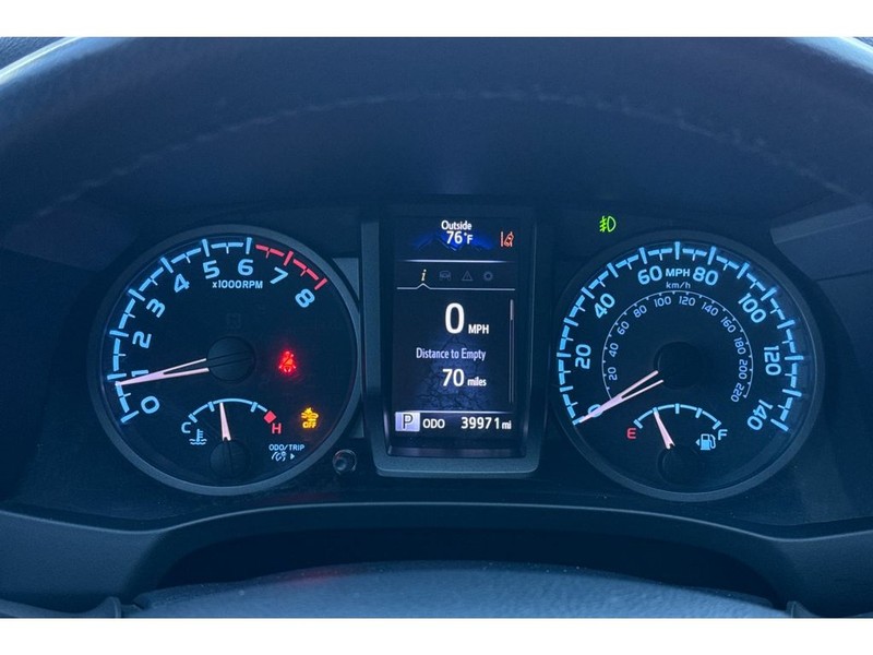 Toyota Tacoma Vehicle Full-screen Gallery Image 25