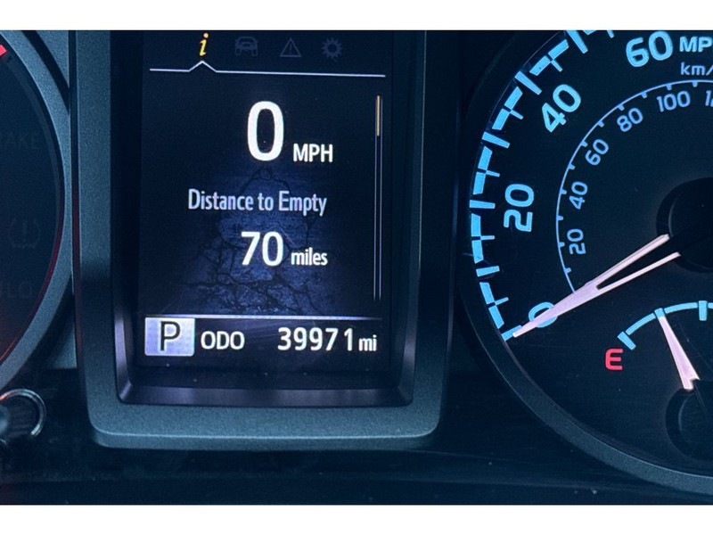 Toyota Tacoma Vehicle Full-screen Gallery Image 26