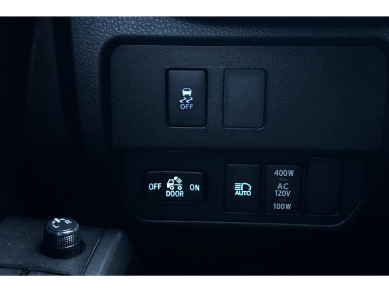 Toyota Tacoma Vehicle Full-screen Gallery Image 27