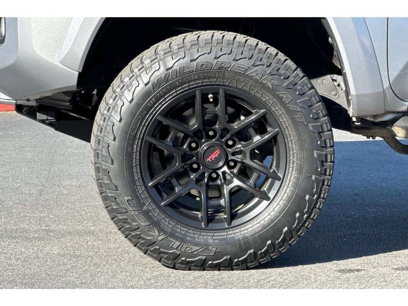 Toyota Tacoma Vehicle Full-screen Gallery Image 28