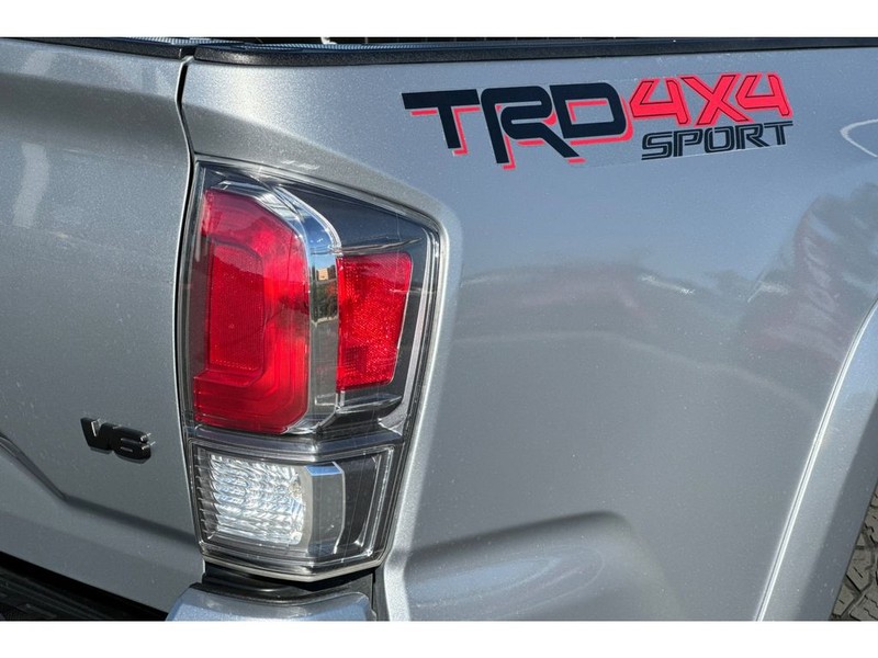 Toyota Tacoma Vehicle Full-screen Gallery Image 29