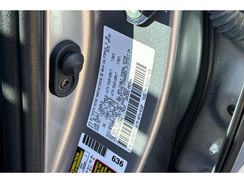 Toyota Tacoma Vehicle Full-screen Gallery Image 30