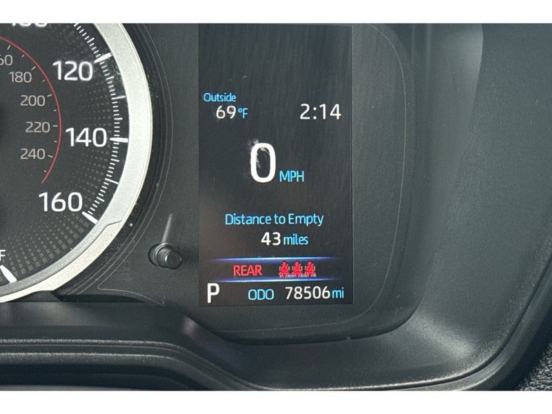 Toyota Corolla Cross Vehicle Full-screen Gallery Image 28