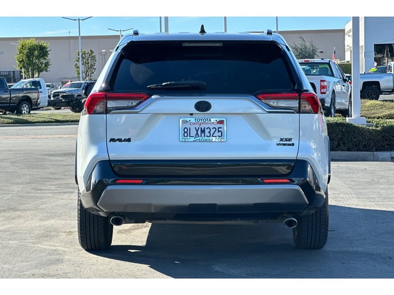 Toyota RAV4 Vehicle Full-screen Gallery Image 05