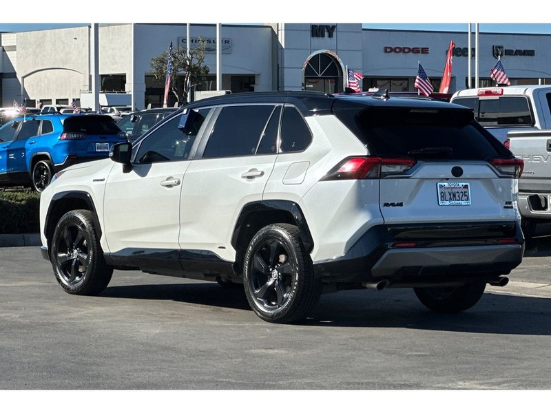 Toyota RAV4 Vehicle Full-screen Gallery Image 06