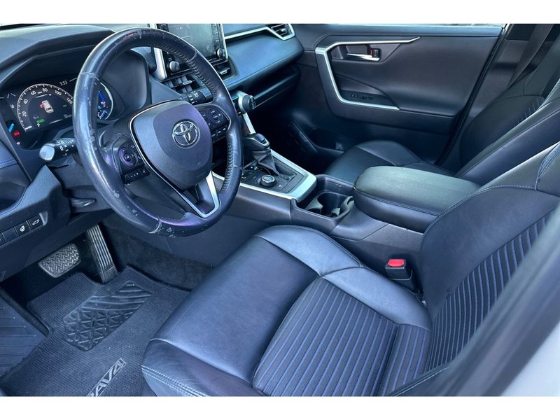 Toyota RAV4 Vehicle Full-screen Gallery Image 10