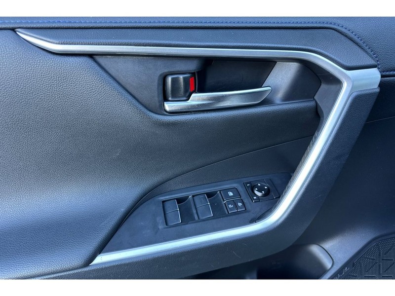 Toyota RAV4 Vehicle Full-screen Gallery Image 11