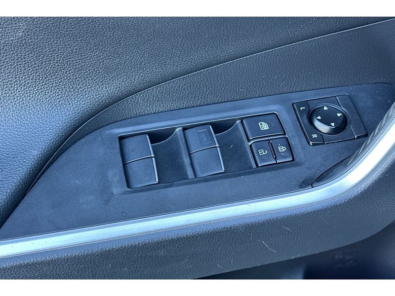 Toyota RAV4 Vehicle Full-screen Gallery Image 12