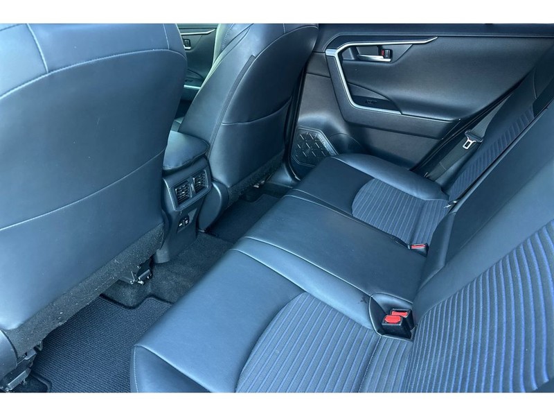 Toyota RAV4 Vehicle Full-screen Gallery Image 13