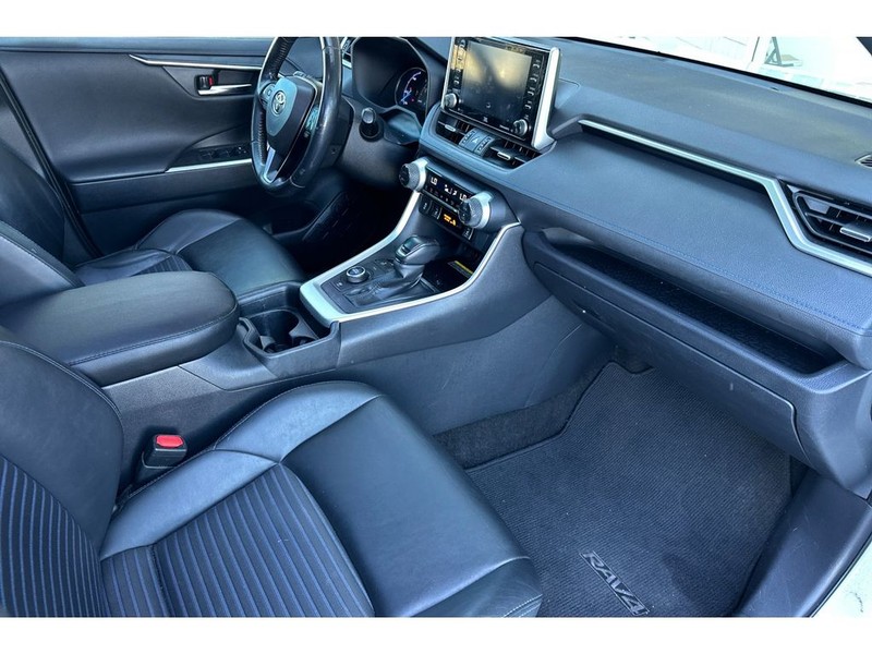 Toyota RAV4 Vehicle Full-screen Gallery Image 18