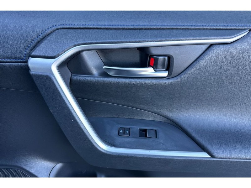 Toyota RAV4 Vehicle Full-screen Gallery Image 20