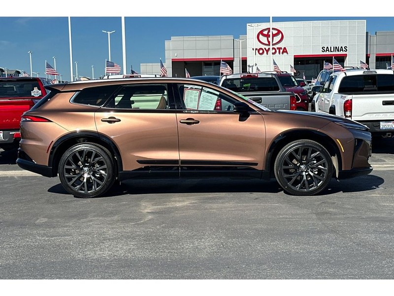 Toyota Crown Signia Vehicle Full-screen Gallery Image 03