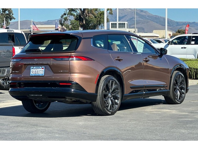 Toyota Crown Signia Vehicle Full-screen Gallery Image 04