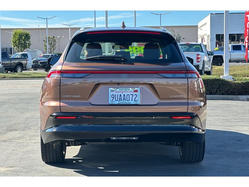 Toyota Crown Signia Vehicle Full-screen Gallery Image 05