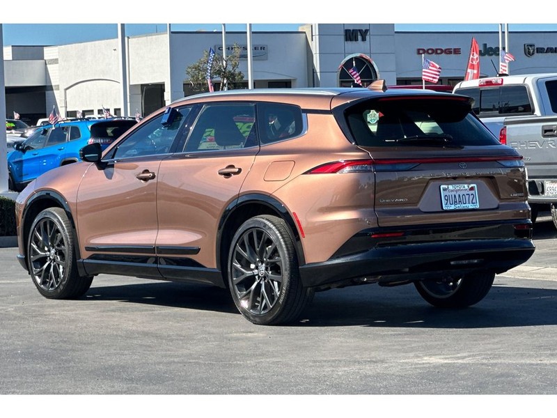 Toyota Crown Signia Vehicle Full-screen Gallery Image 06