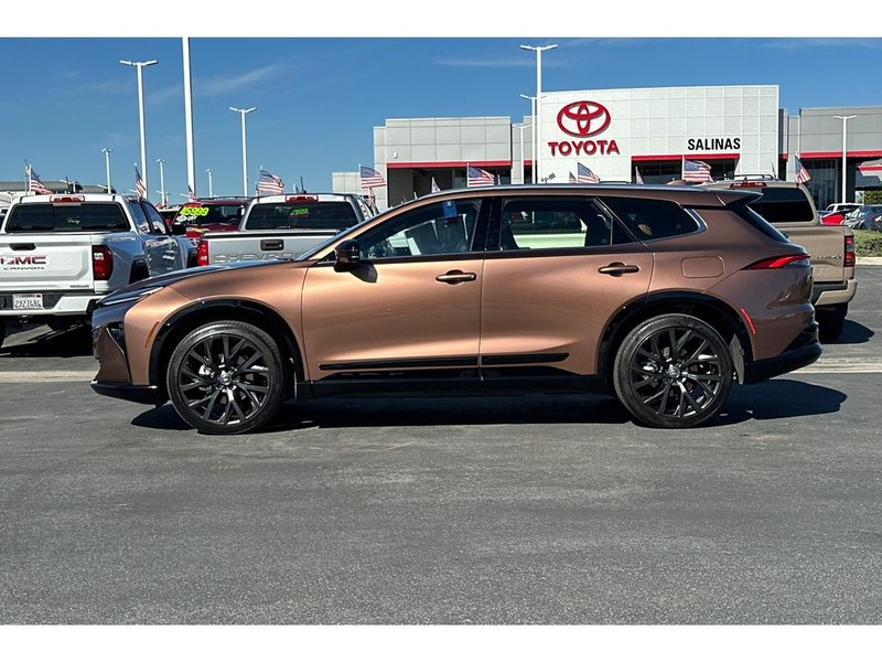 Toyota Crown Signia Vehicle Full-screen Gallery Image 07