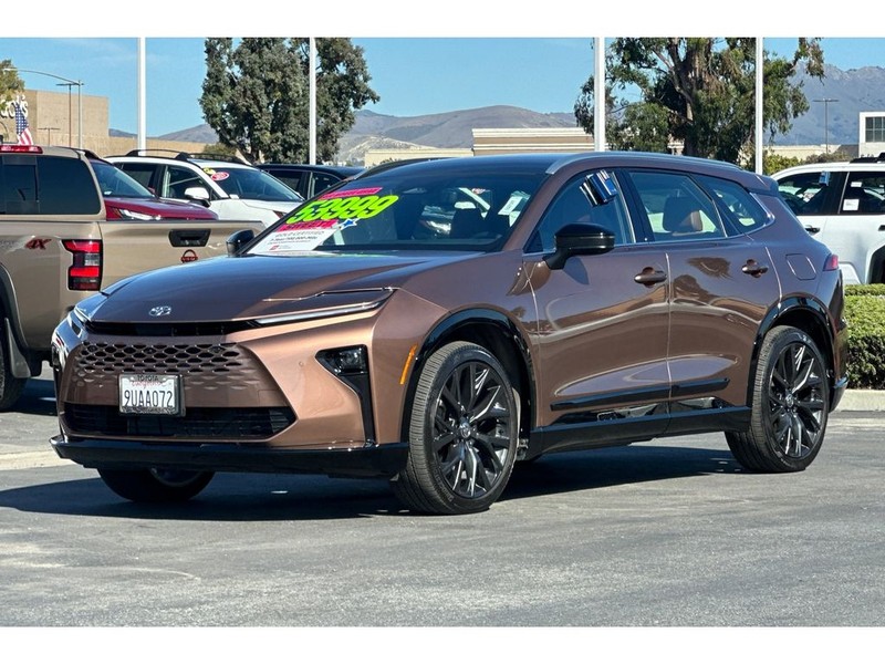 Toyota Crown Signia Vehicle Full-screen Gallery Image 08