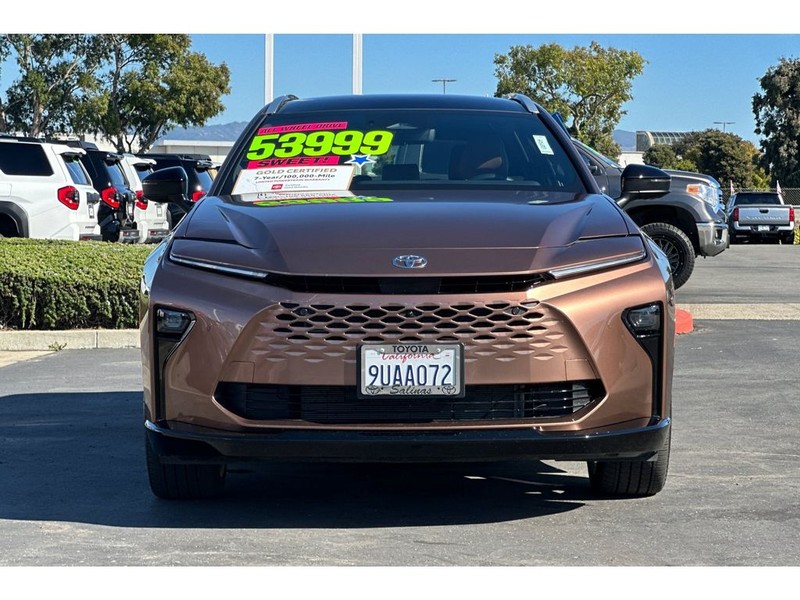 Toyota Crown Signia Vehicle Full-screen Gallery Image 09