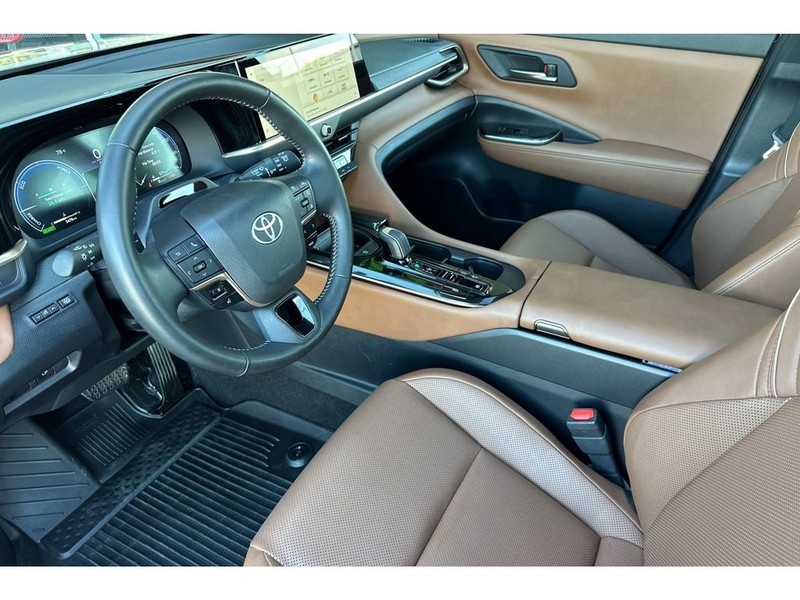 Toyota Crown Signia Vehicle Full-screen Gallery Image 10