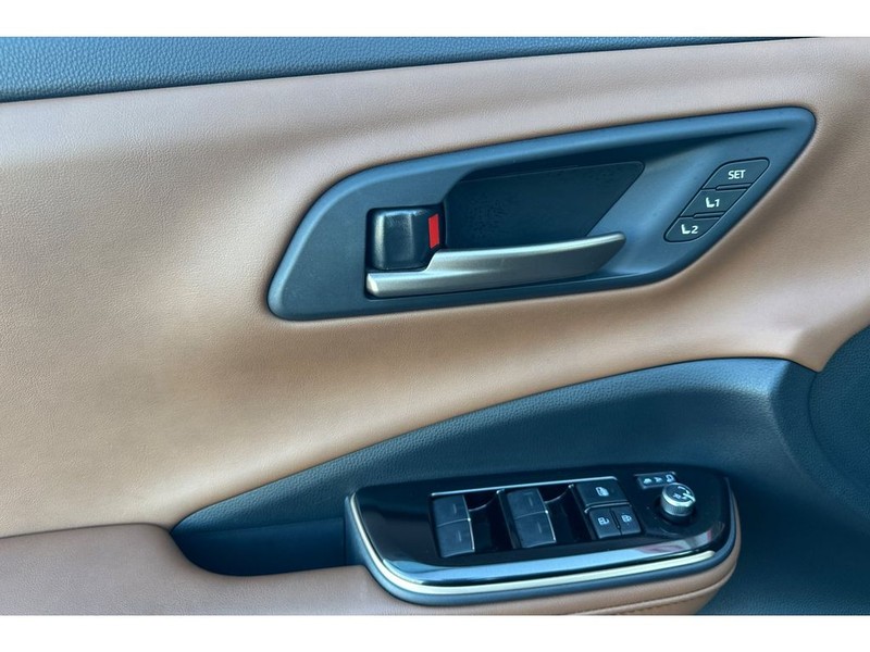 Toyota Crown Signia Vehicle Full-screen Gallery Image 11