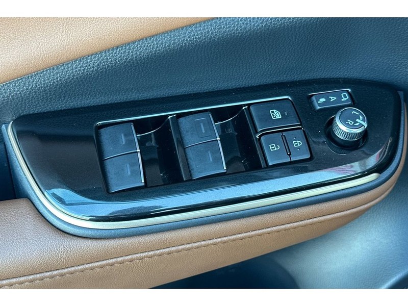 Toyota Crown Signia Vehicle Full-screen Gallery Image 12