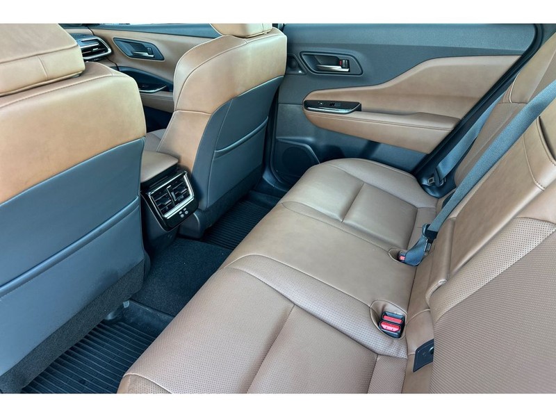 Toyota Crown Signia Vehicle Full-screen Gallery Image 13