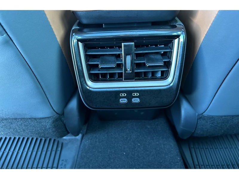 Toyota Crown Signia Vehicle Full-screen Gallery Image 14