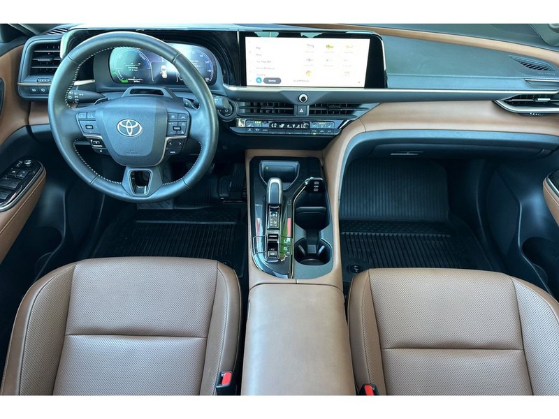 Toyota Crown Signia Vehicle Full-screen Gallery Image 15
