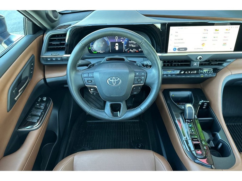 Toyota Crown Signia Vehicle Full-screen Gallery Image 16