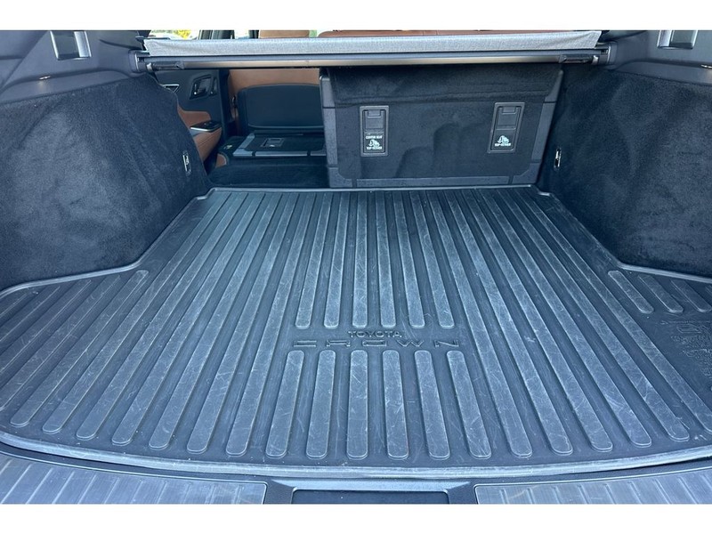 Toyota Crown Signia Vehicle Full-screen Gallery Image 17