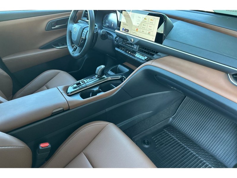 Toyota Crown Signia Vehicle Full-screen Gallery Image 18