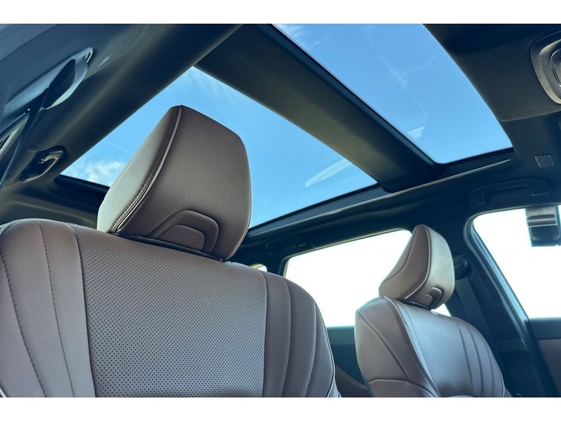 Toyota Crown Signia Vehicle Full-screen Gallery Image 19